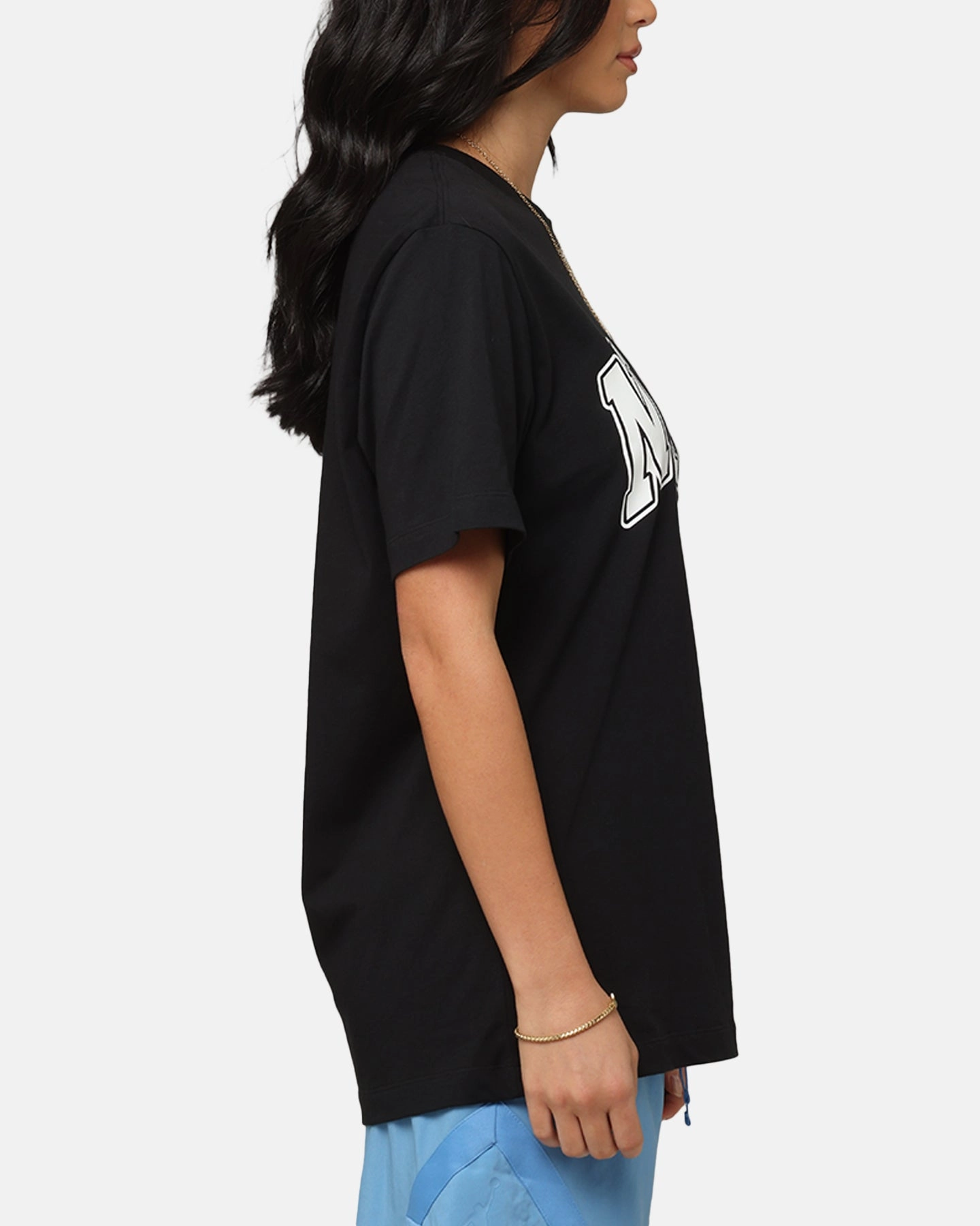 Nike Sportswear Club T-Shirt Black Cool and Relaxed Sustainable Production Process