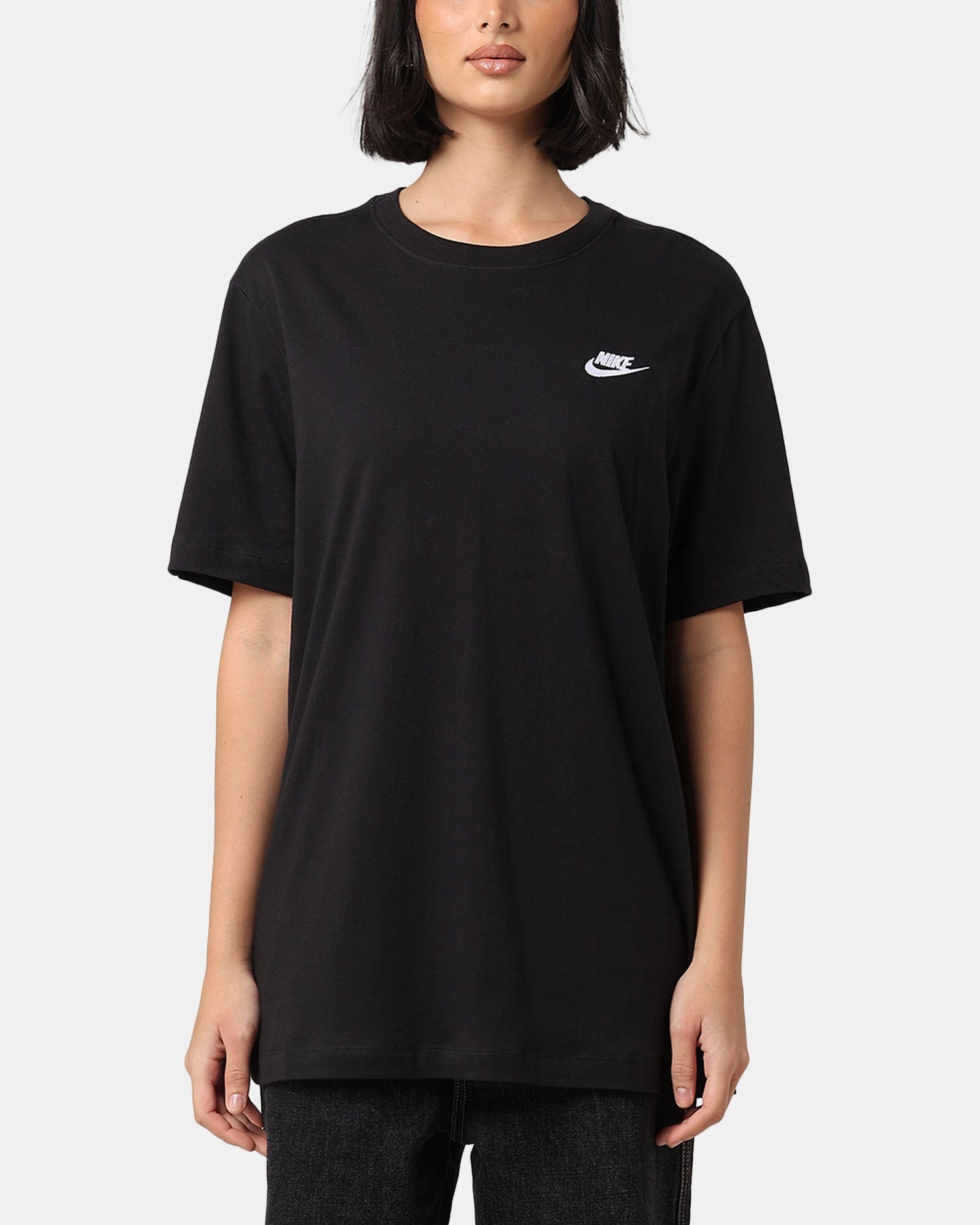 Nike Sportswear Club T-Shirt Black/White Chilly Day Essentials Unisex versatility