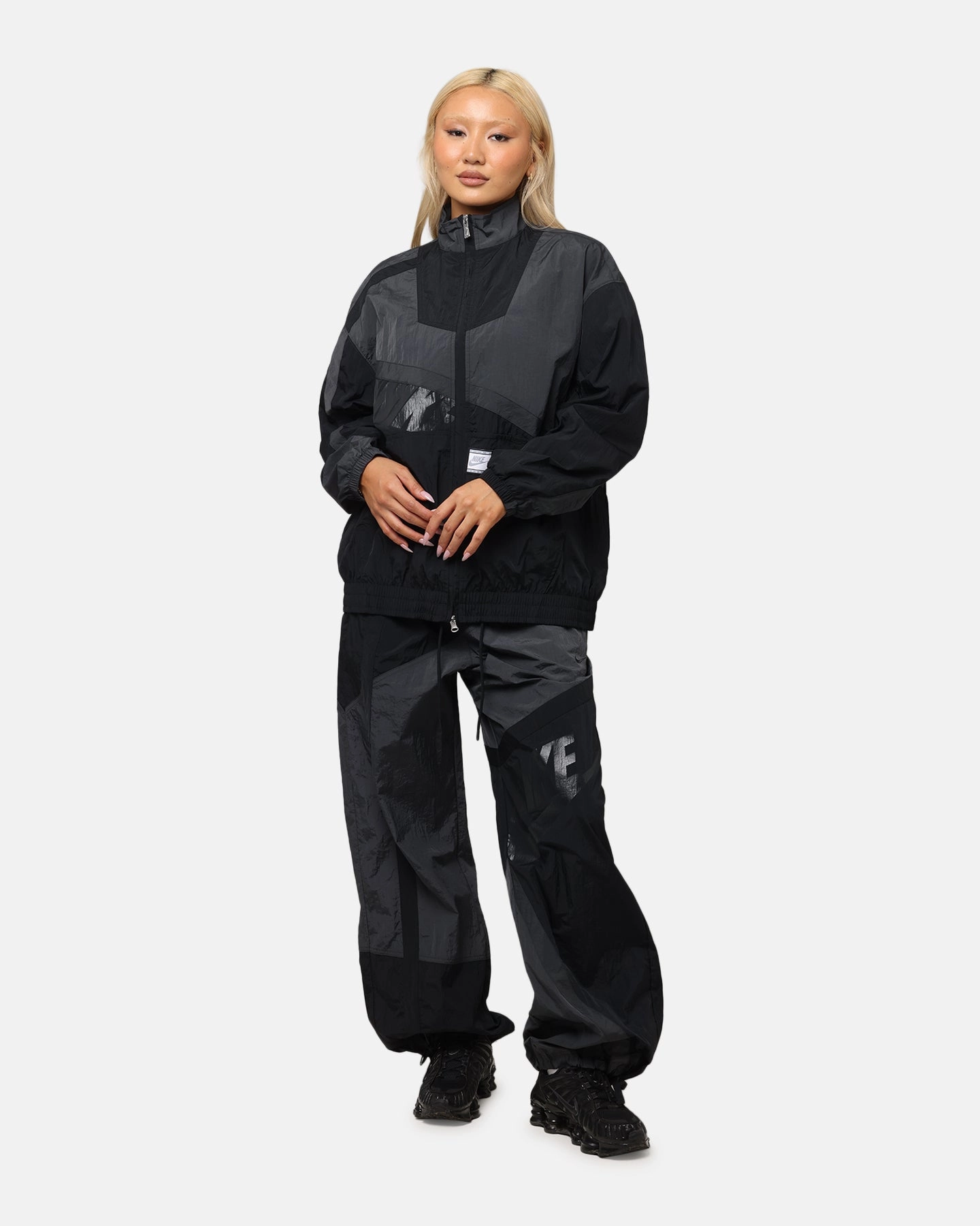 Nike Women's Oversized Street Woven Jacket Anthracite/Black Heavyweight Fabric