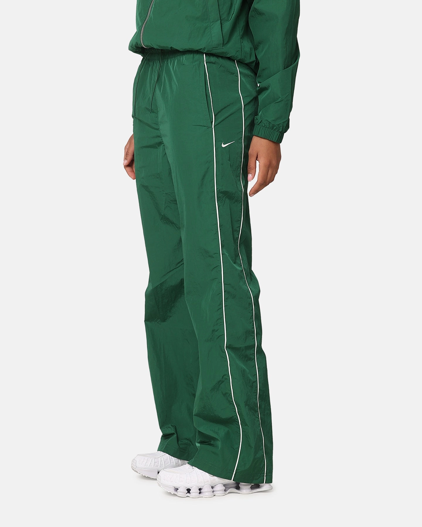 Nike Women's Sportswear High-Waisted Woven Open-Hem Pants Gorge Green/Sail Chic Design Move Freely