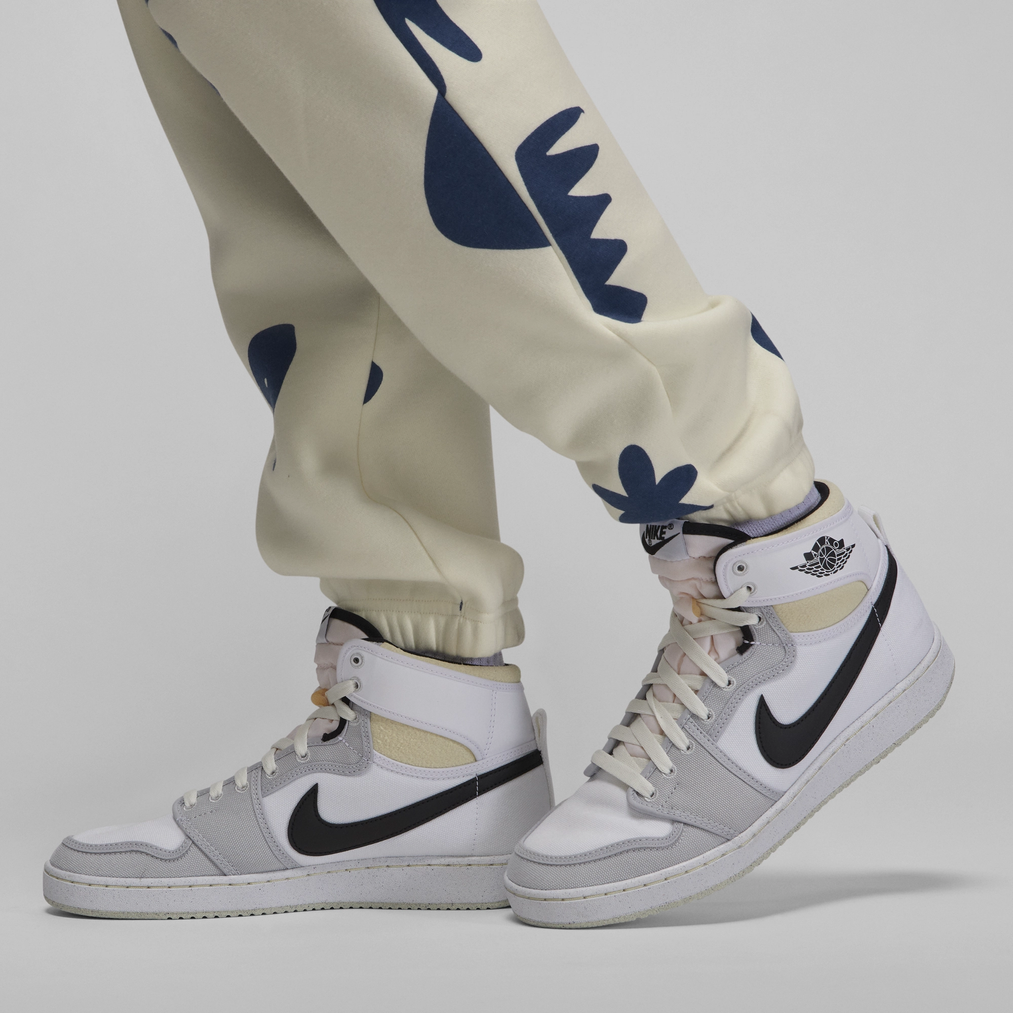 HeatRegulating Womens Jordan Artist Series by Mia Lee Fleece Sweatpants 'Sail'