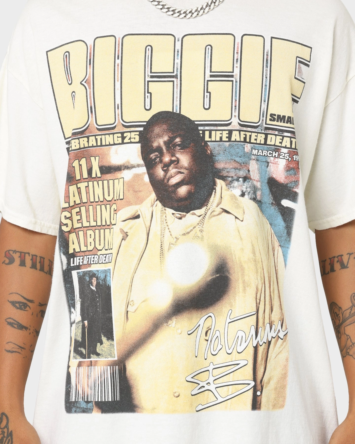 Multi Panel Structure Effortless Wearable Notorious B.I. Biggie Magazine Cover T-Shirt Off White