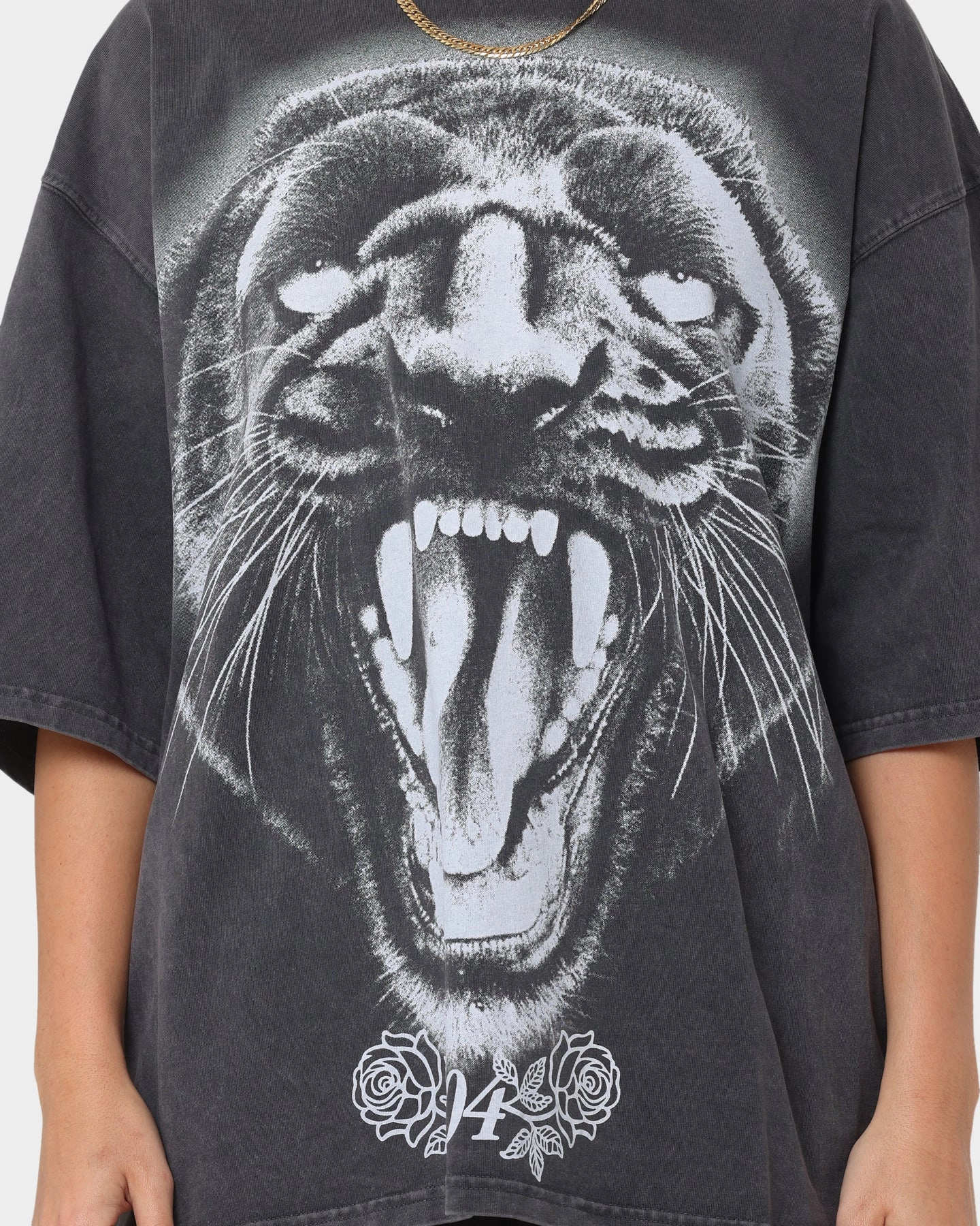 404 Pantheress Vintage T-Shirt Charcoal Stylish Layer Look
