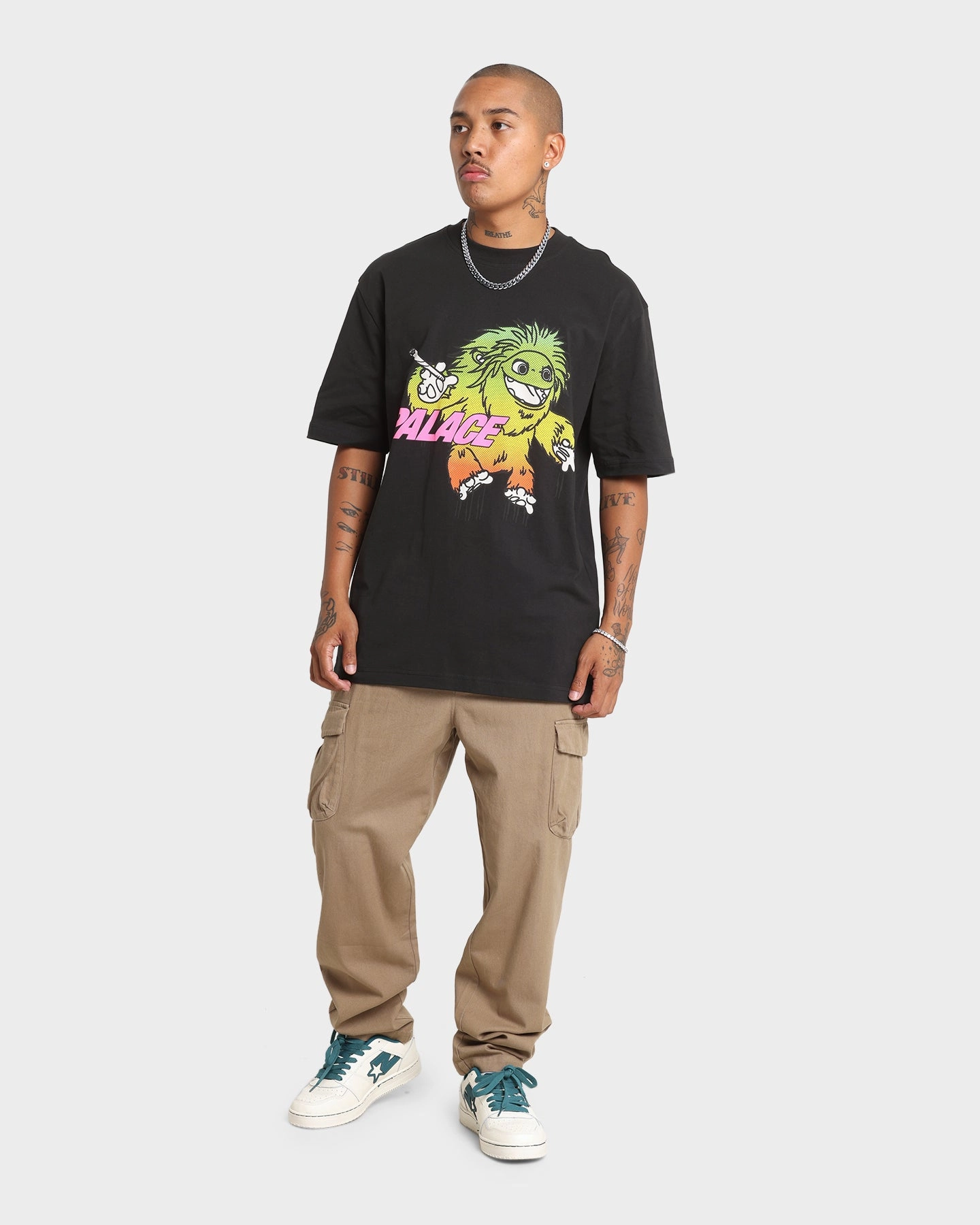 Cozy Design Chic Cut Palace Large Up T-Shirt Black