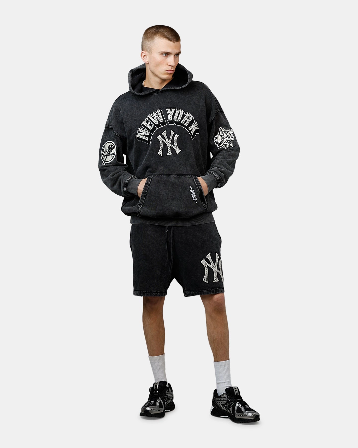 Pro Standard New York Yankees Raffia Shorts Black Acidwash Animal Print
