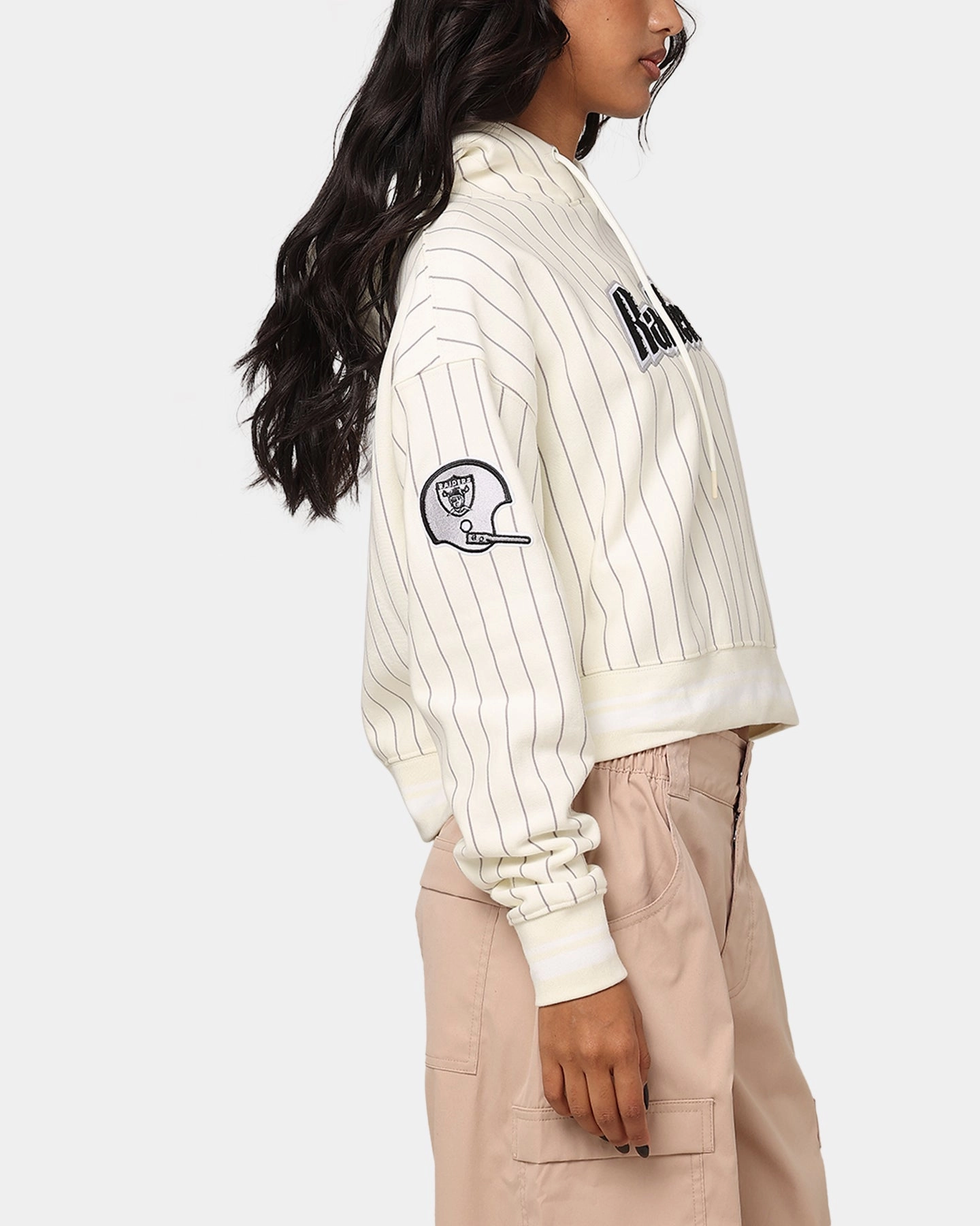 Pro Standard Women's Las Vegas Raiders Fleece Cropped Pullover Hoodie Eggshell/Grey Sporty Shield Box