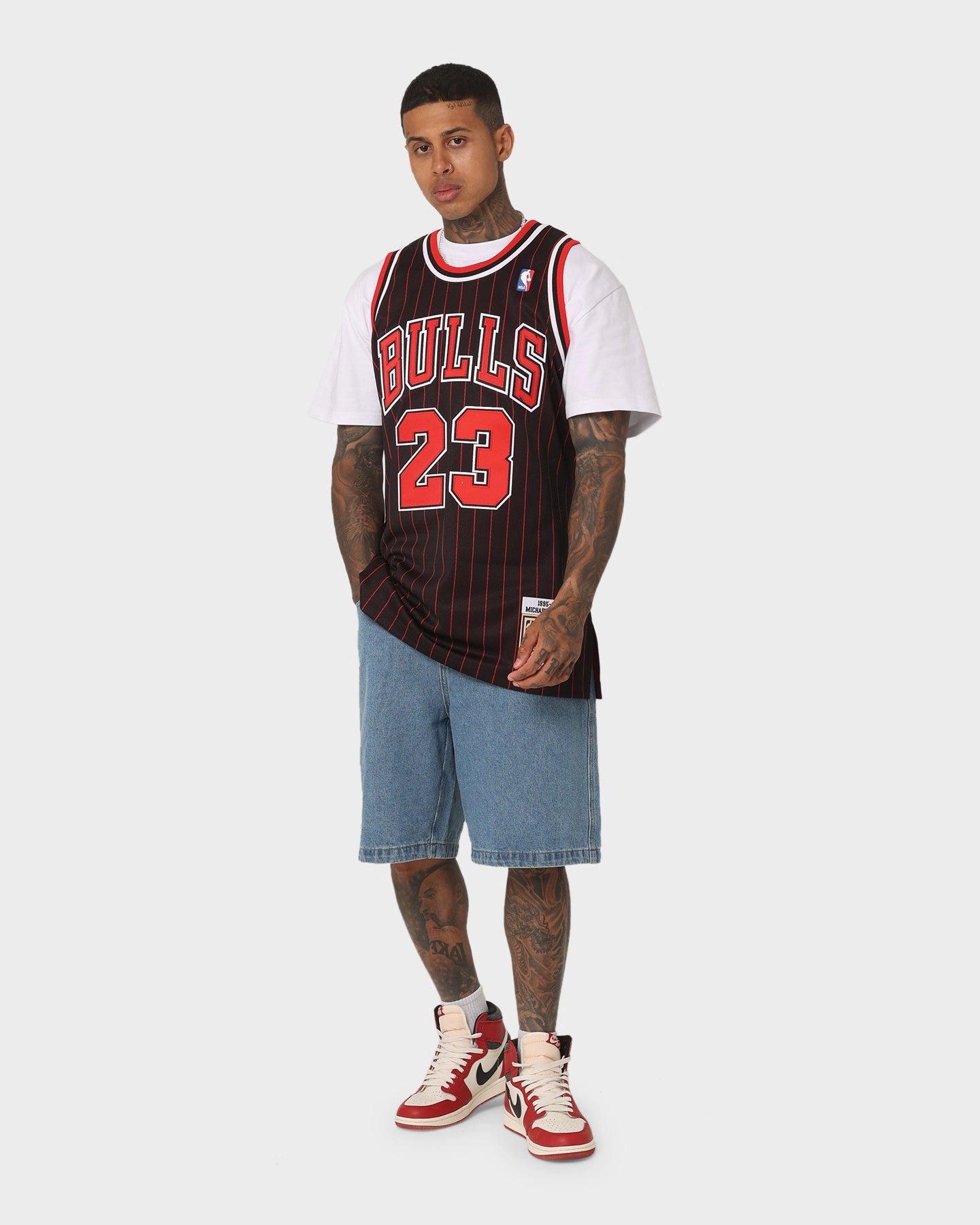 Mitchell & Ness Chicago Bulls Michael Jordan '95-'96 #23 Authentic Jersey Black Zero Chafe Technology Ultra Flex Ribbed Trim