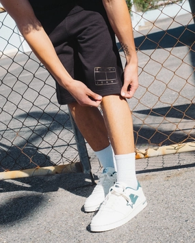 Fashionable Look Workout Gear Tommy Jeans Aus Flag Shorts Black
