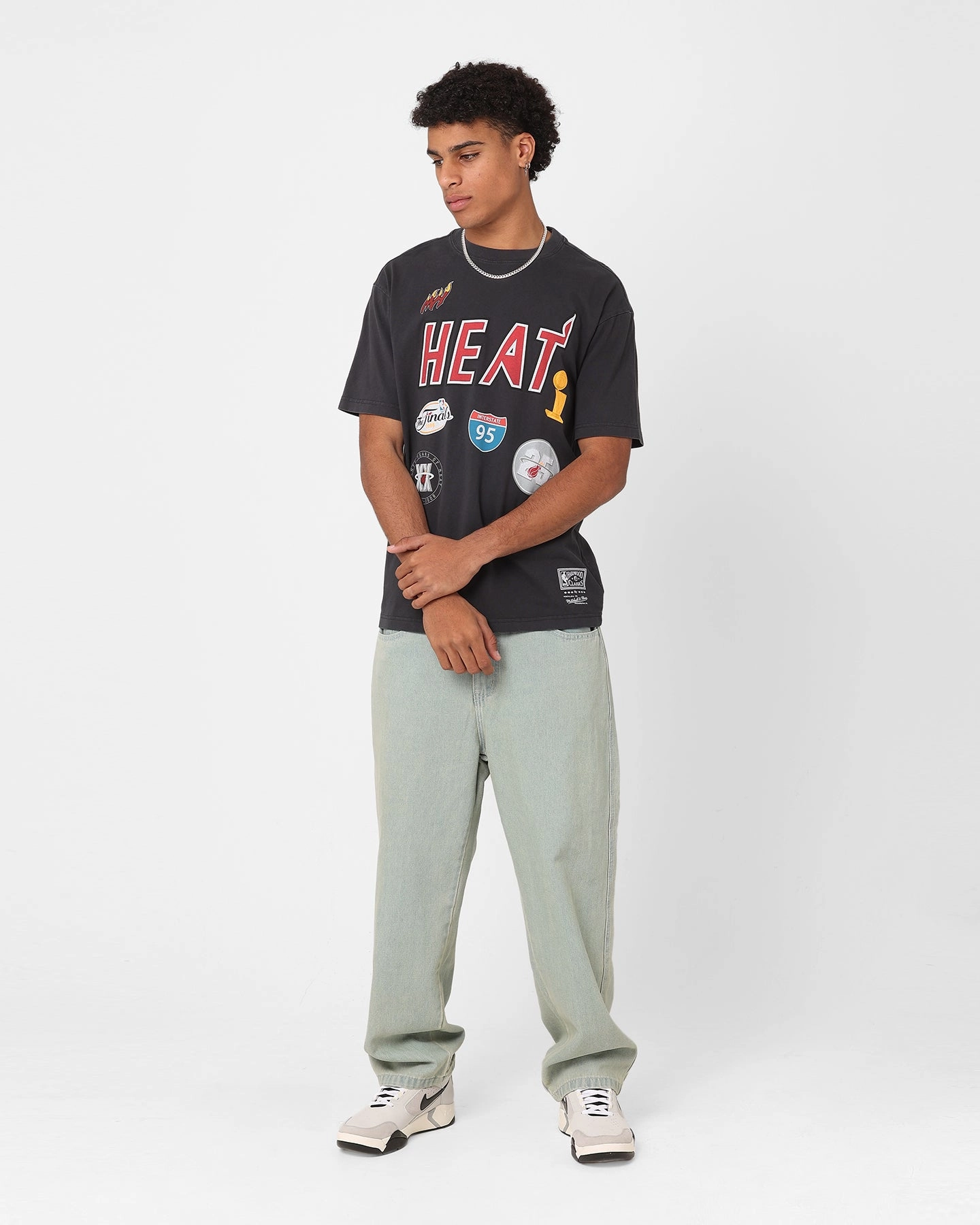 NonRestrictiveCut Mitchell & Ness Miami Heat Highway Logo T-Shirt Vintage Black