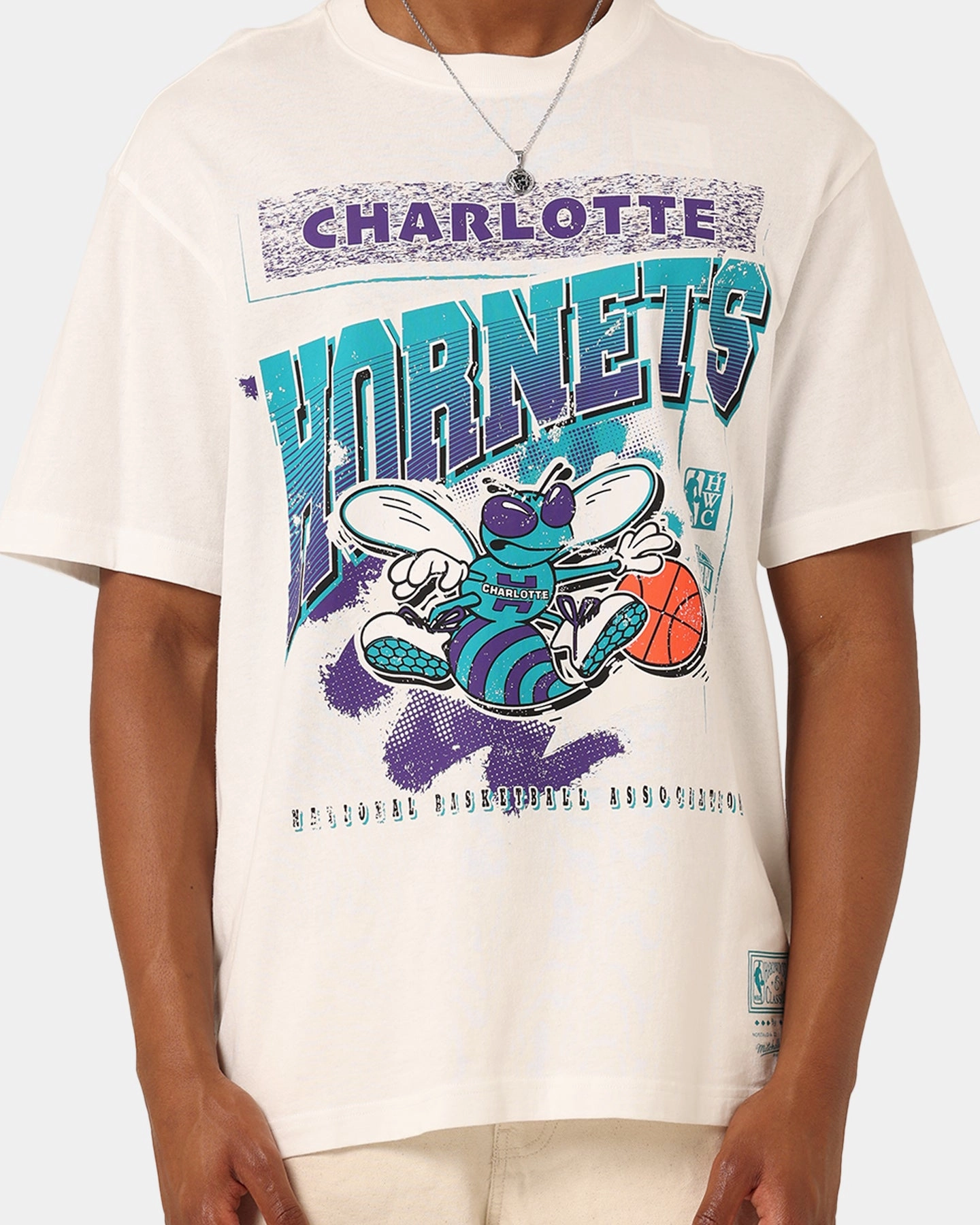 Mitchell & Ness Charlotte Hornets Brush Off 2.0 T-Shirt Vintage White Sports Apparel Light and Cozy