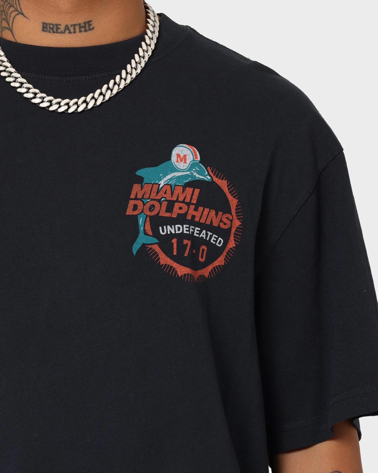 layerable Relaxing Day Mitchell & Ness Miami Dolphins Undefeated Vintage T-Shirt Faded Black