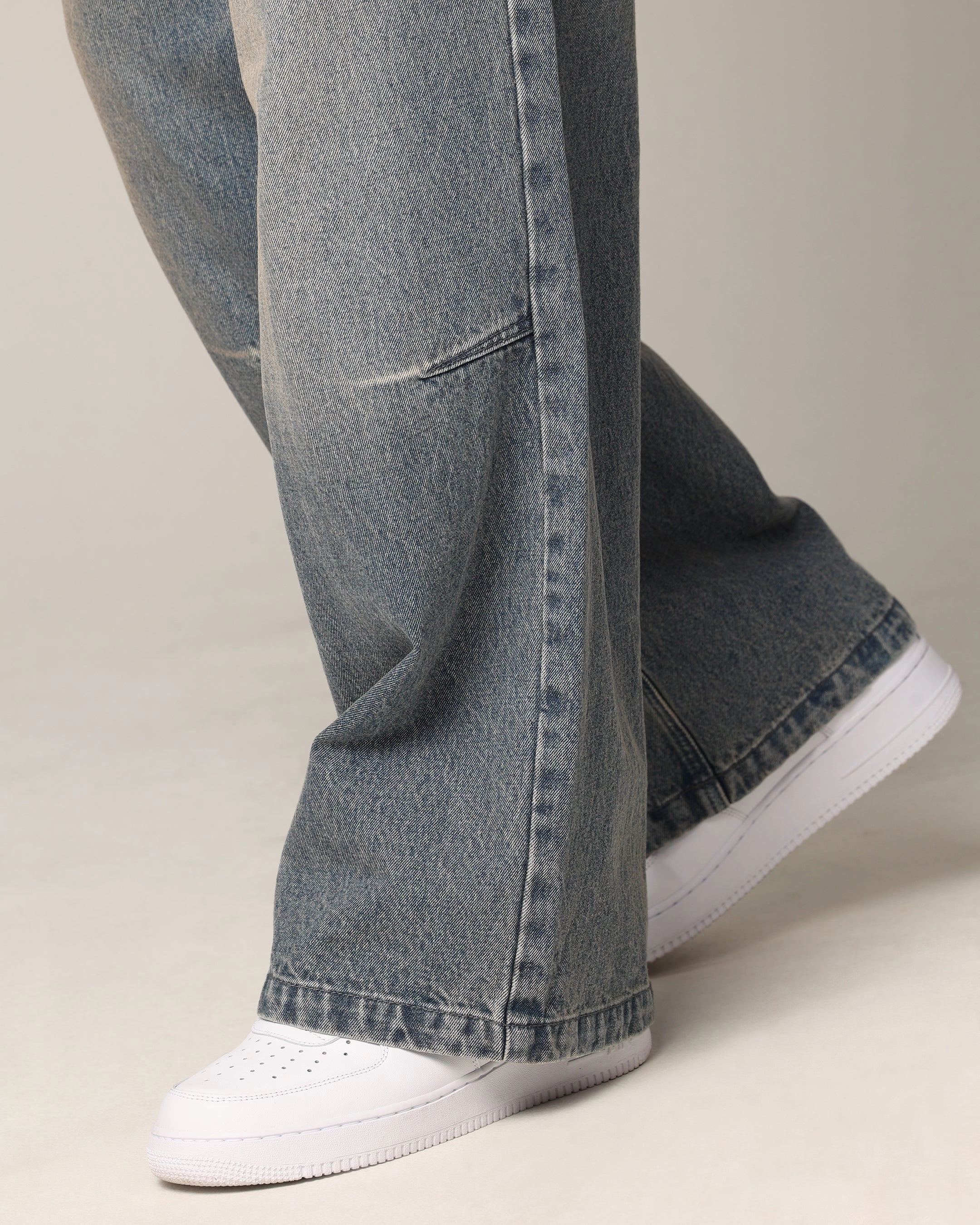 Minimalist Style Festival Outfit Loose Sustainable Road Trip Saint Morta Amplus Jeans Dirty Denim