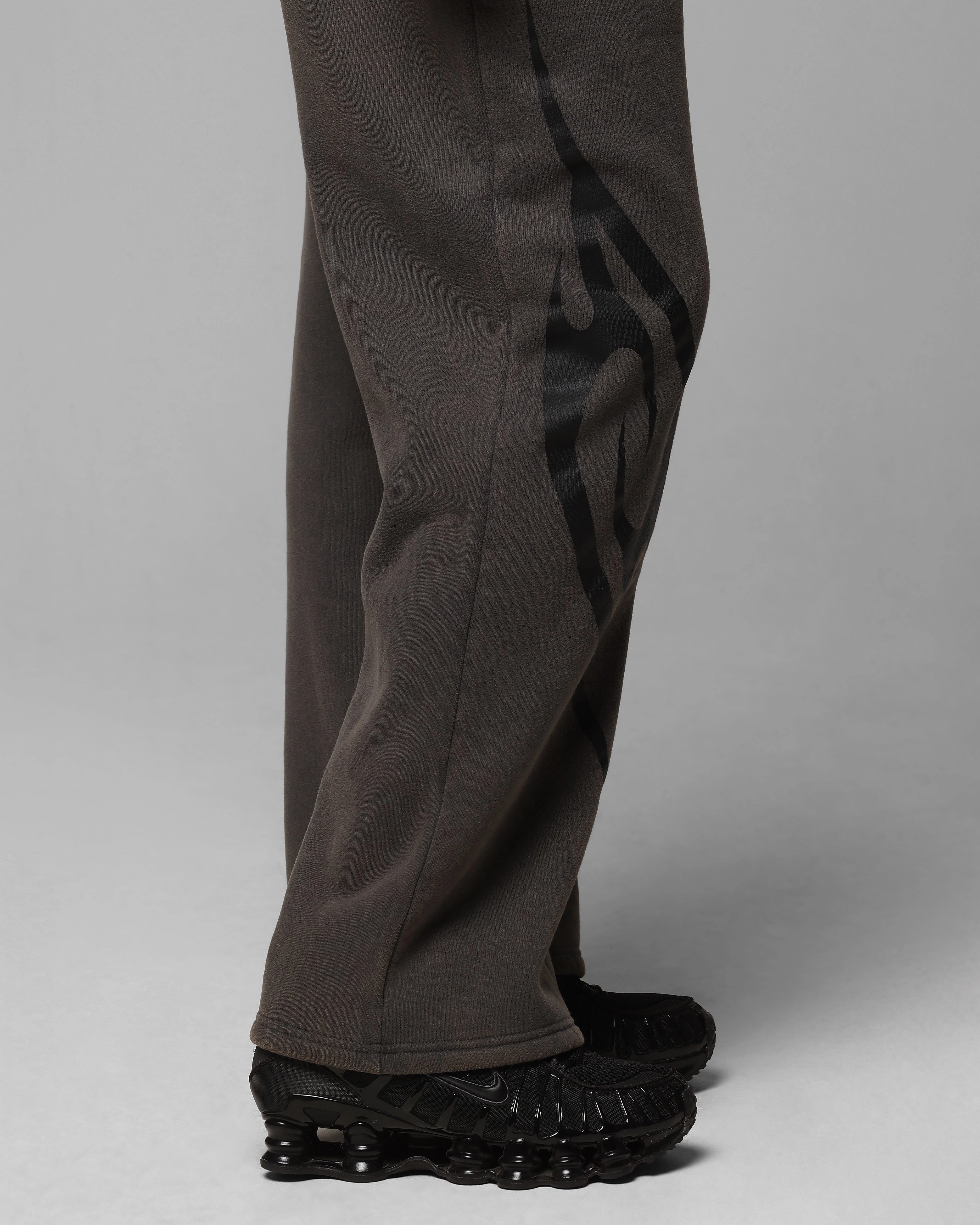 Flattering Shape Loiter Cyber Sweat Pants Charcoal