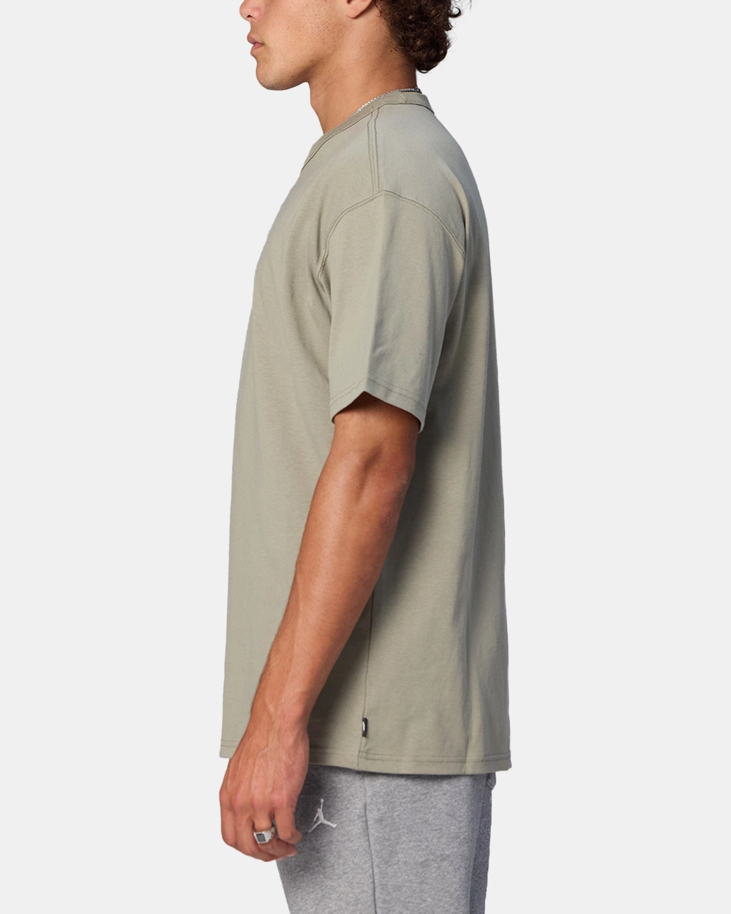 Nike Sportswear Premium Essentials T-Shirt Army Breathable Layer Minimal Look