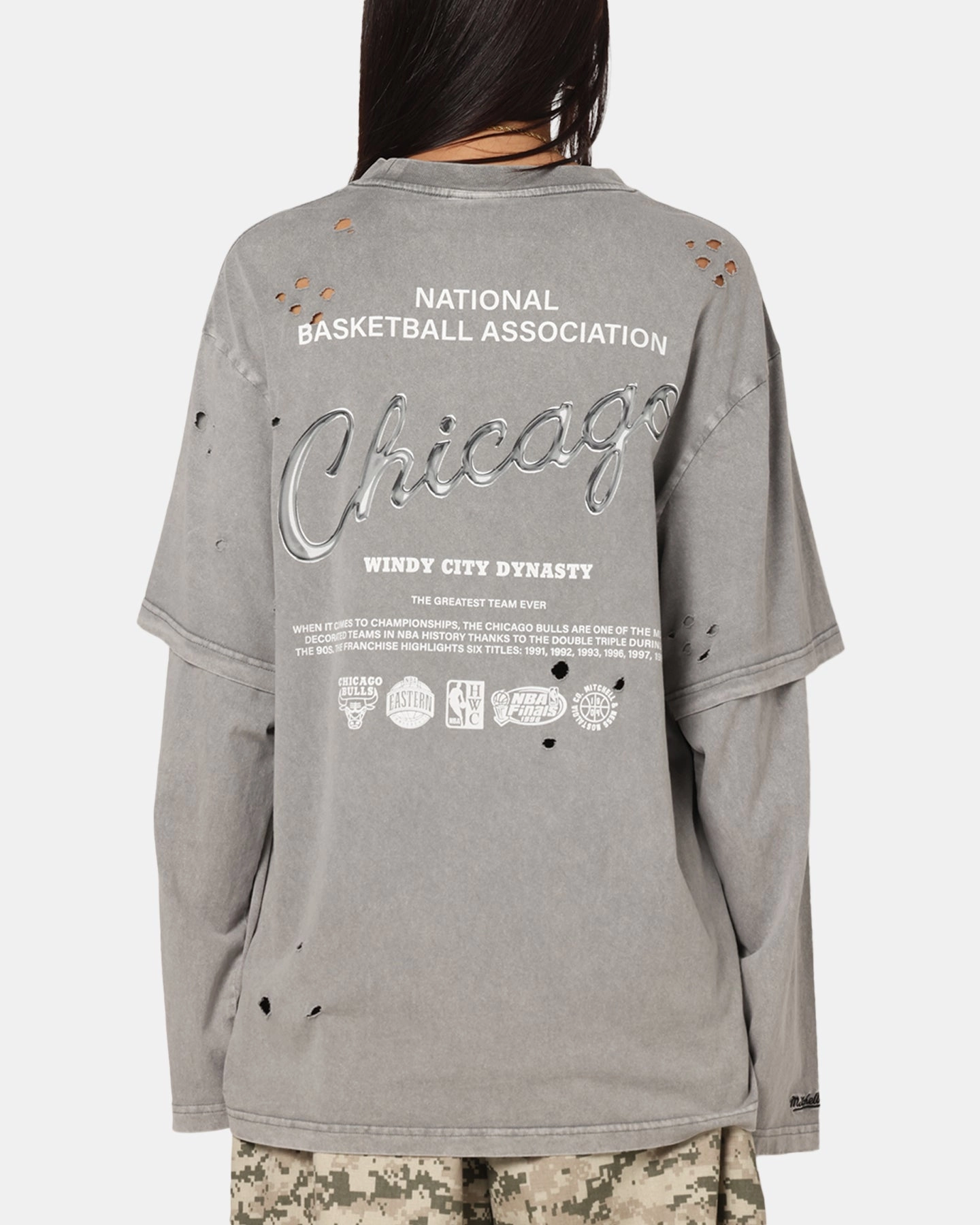 Mitchell & Ness Chicago Bulls Chromed Mock Long Sleeve T-Shirt Gunmental Grey Travel Fashion