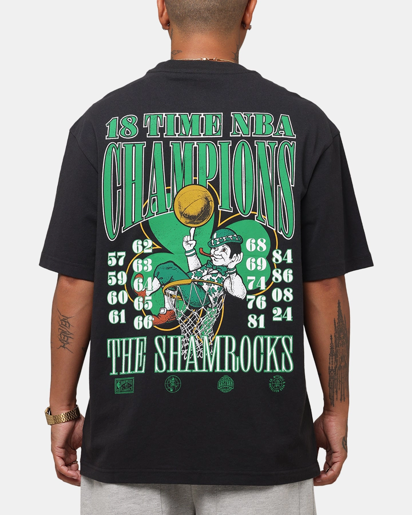 V neck style Mitchell & Ness Boston Celtics 18-Time NBA Champions T-Shirt Faded Black