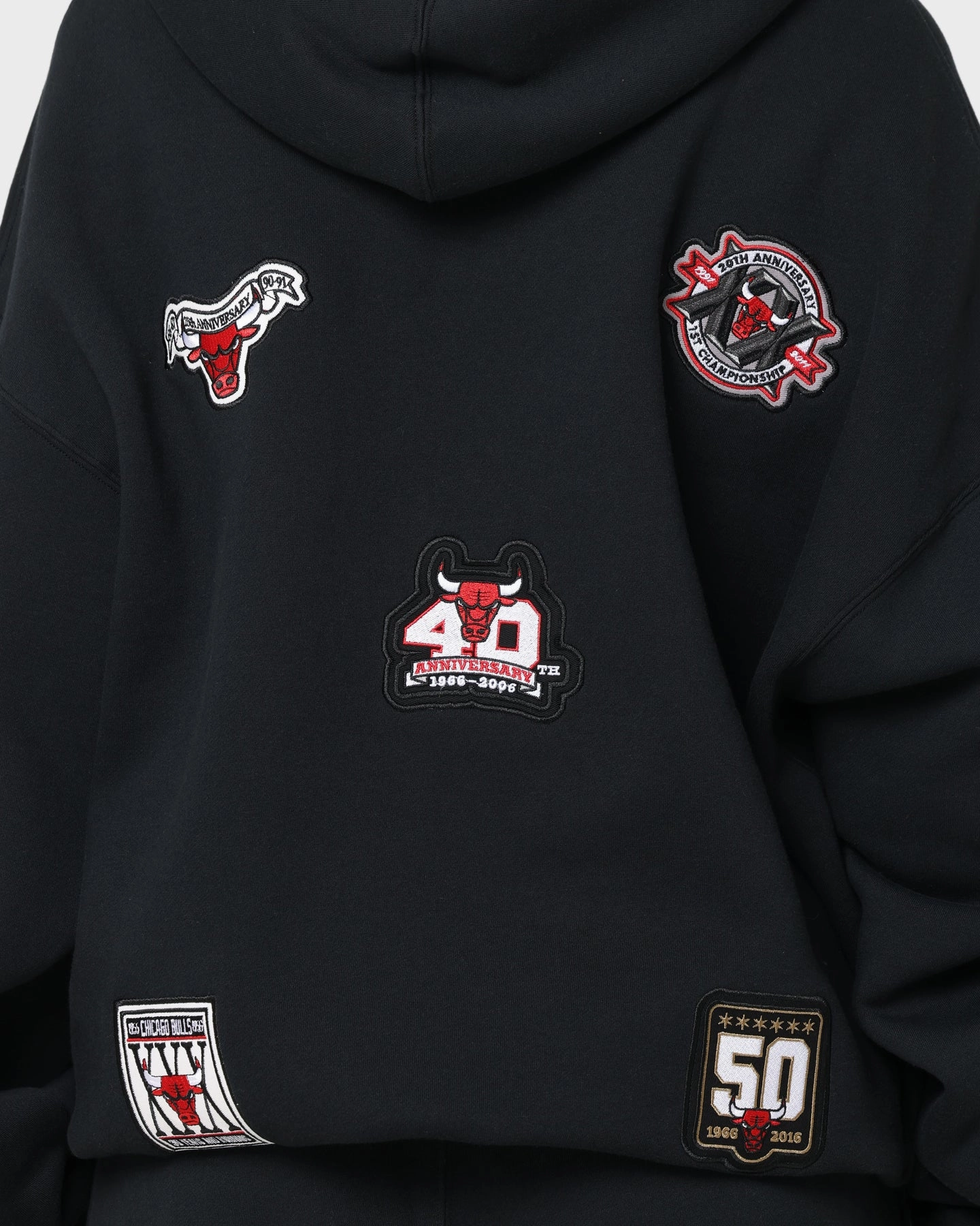Assignment kids' Mitchell & Ness Chicago Bulls Anniversary Hoodie Faded Black