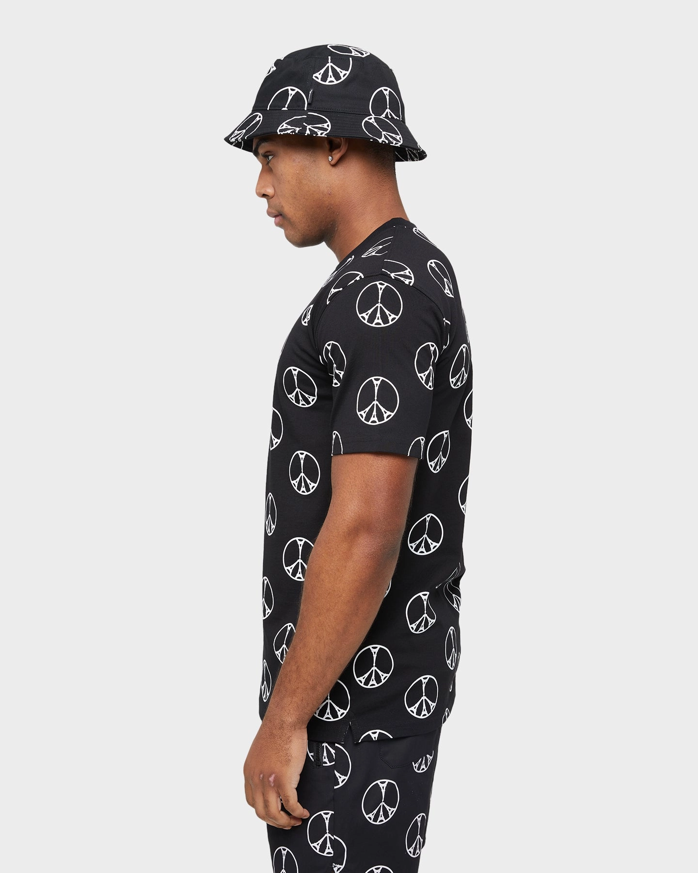 Trendy Top Minimalist Stitching Carre Peace All Over CLS T-Shirt Black