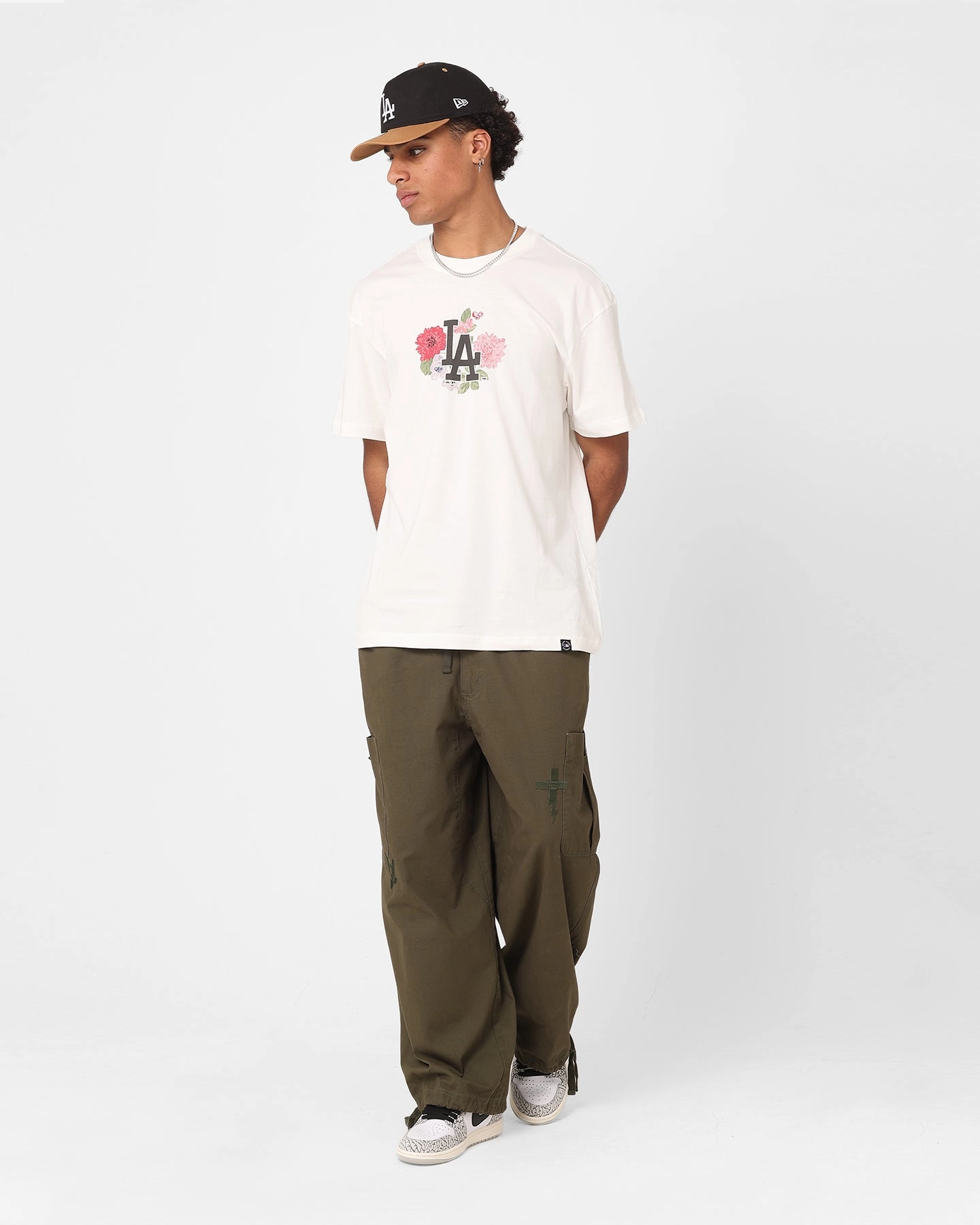Active Style Weekend Smart Majestic Athletic Los Angeles Dodgers Digi Floral Graphic T-Shirt Vintage White