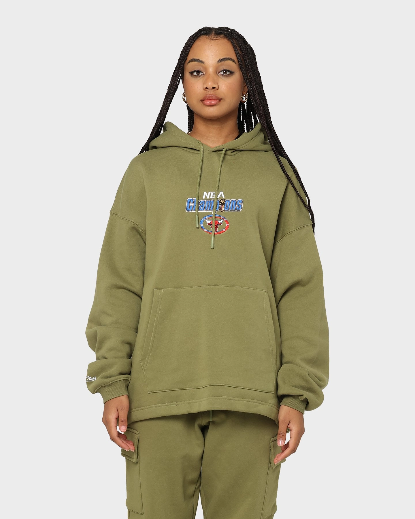 Cold-Weather Comfort Mitchell & Ness Chicago Bulls Anniversary Hoodie Olive