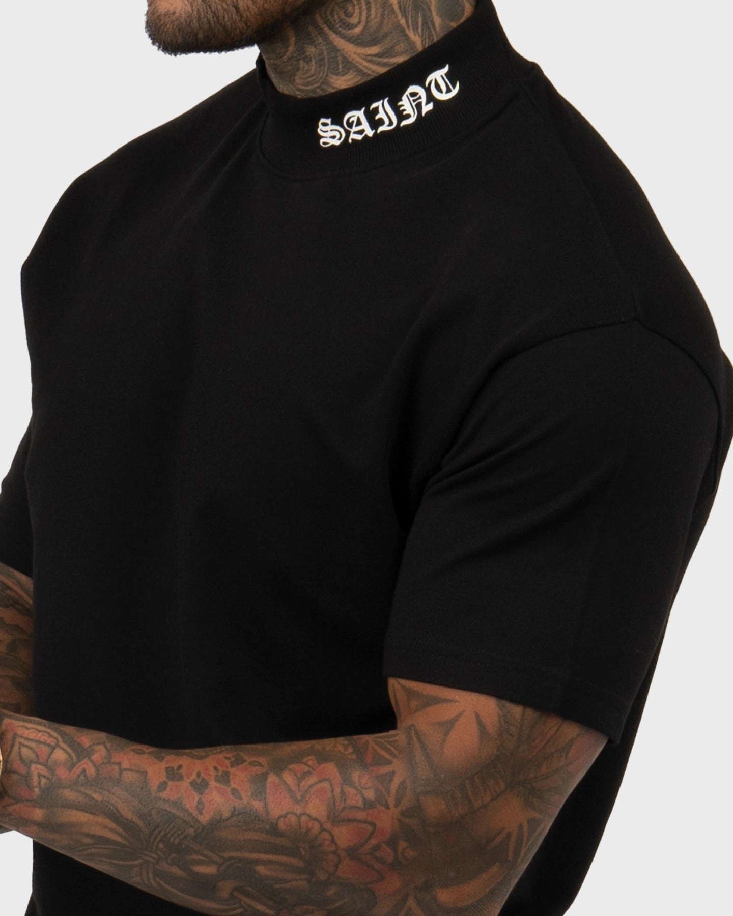 Casual Essential Saint Morta Old English Mock Neck T-Shirt Black/White