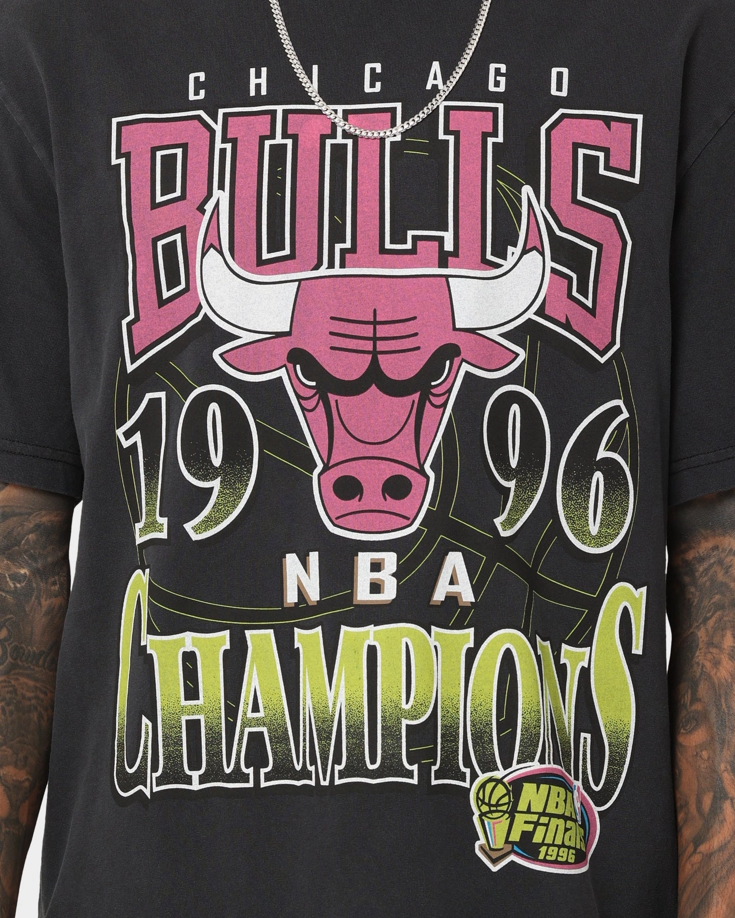 Leisure Wear Mitchell & Ness Chicago Bulls 1996 Neon Champions Vintage T-Shirt Faded Black