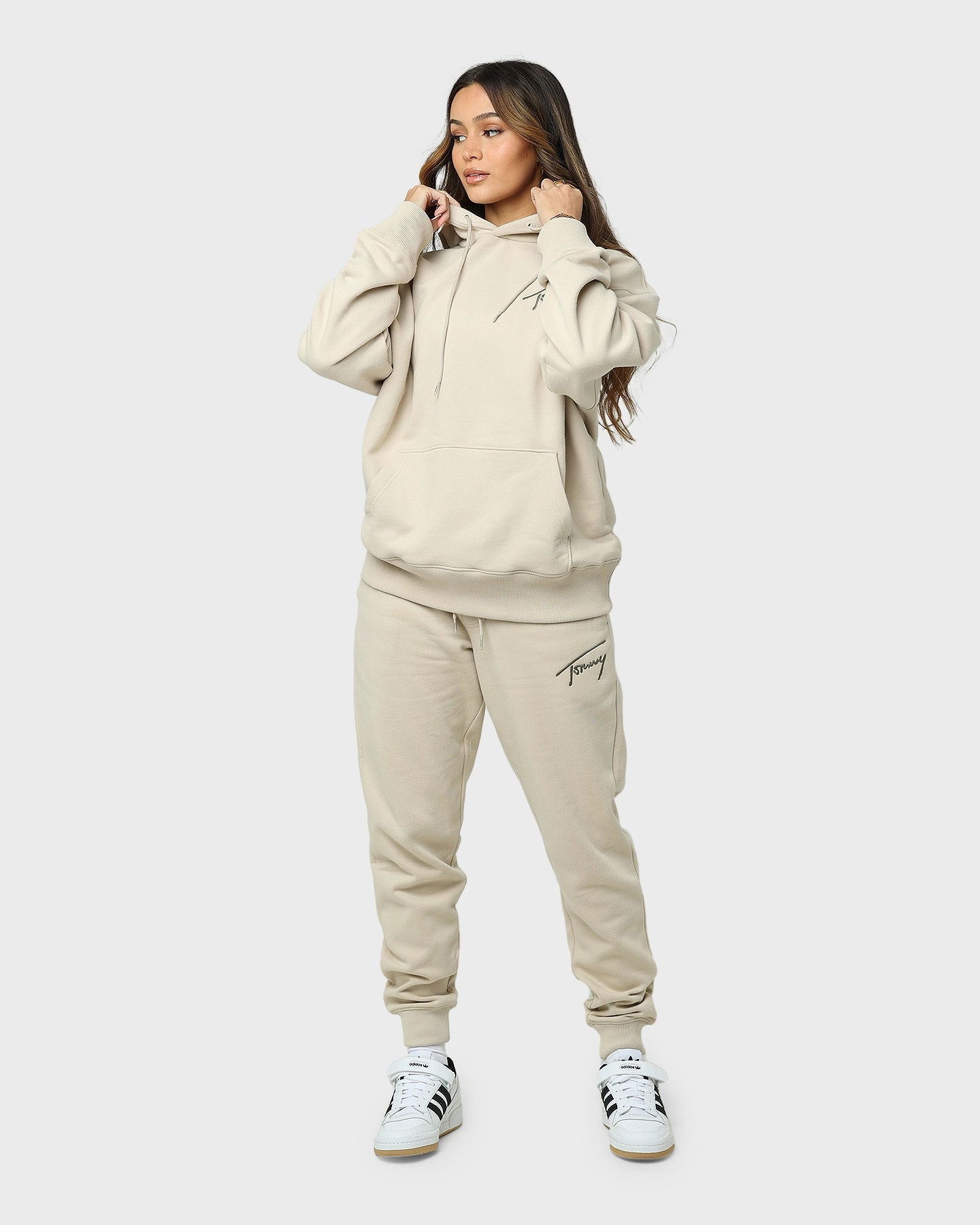 Trendy Jacket Design suitable for beach vacations Tommy Jeans Signature Hoodie Savannah Sand
