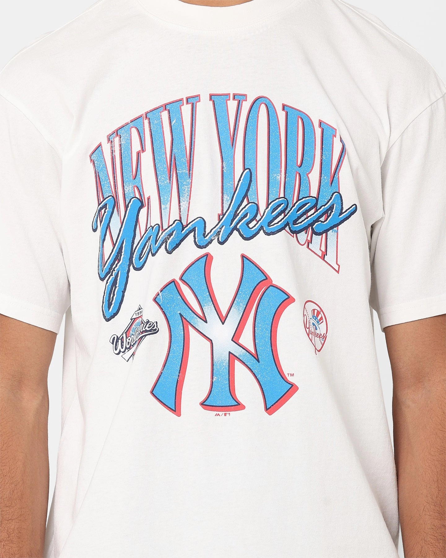 Majestic Athletic New York Yankees Script Arch T-Shirt Vintage White Hydrophobic coating Stylish Outfit