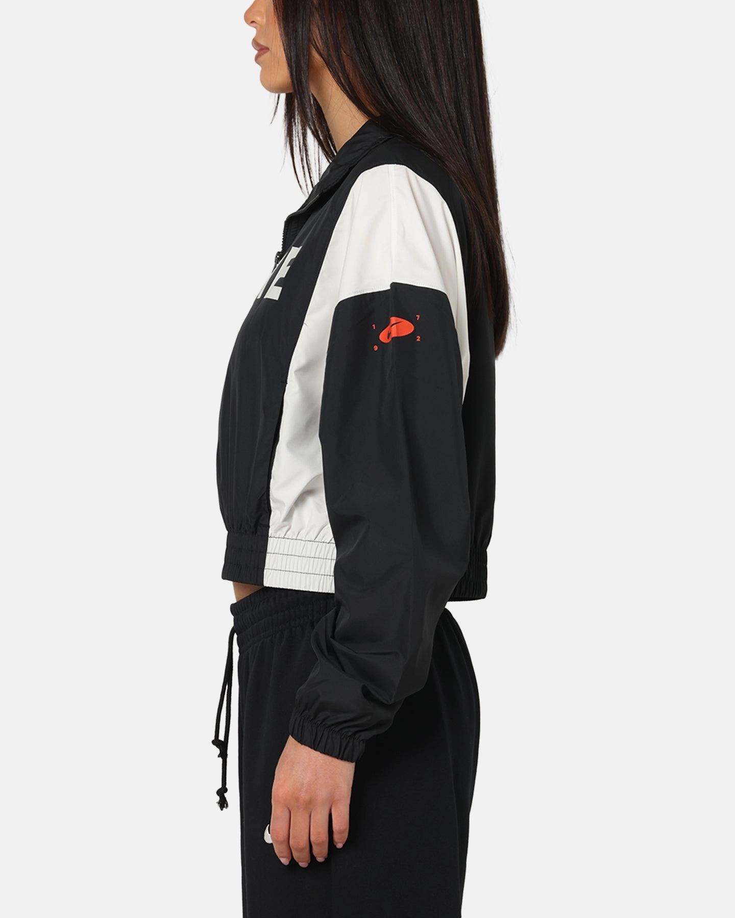 Seamless Edge Finishing Nike Women's Sportswear Classic Woven Lightweight 1/4-Zip Jacket Black/Black/Sail