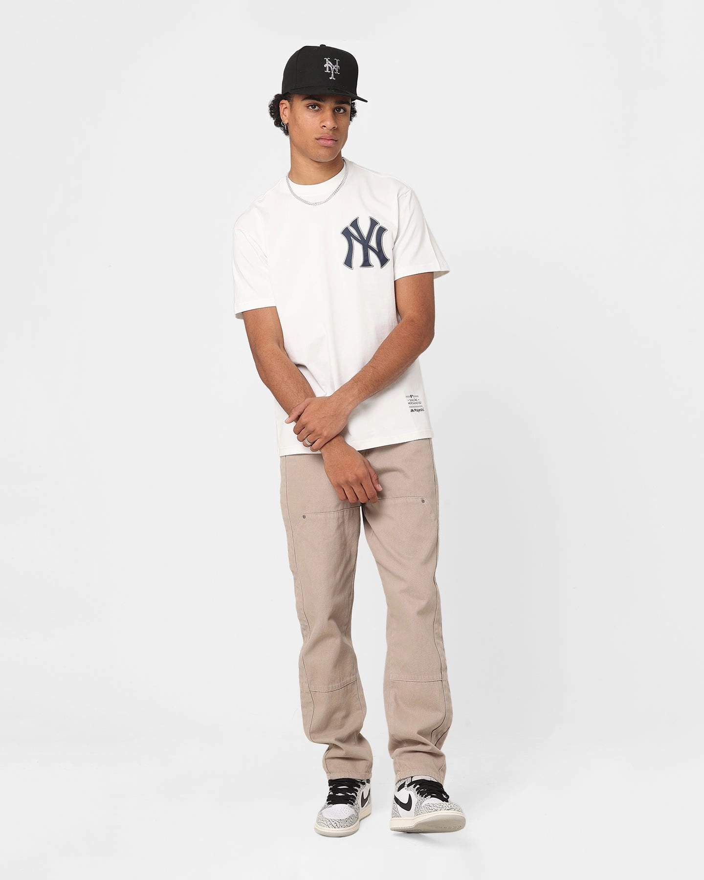 Majestic Athletic New York Yankees V Team Crest T-Shirt Vintage White Flexible Shoulder Seams Layered Style