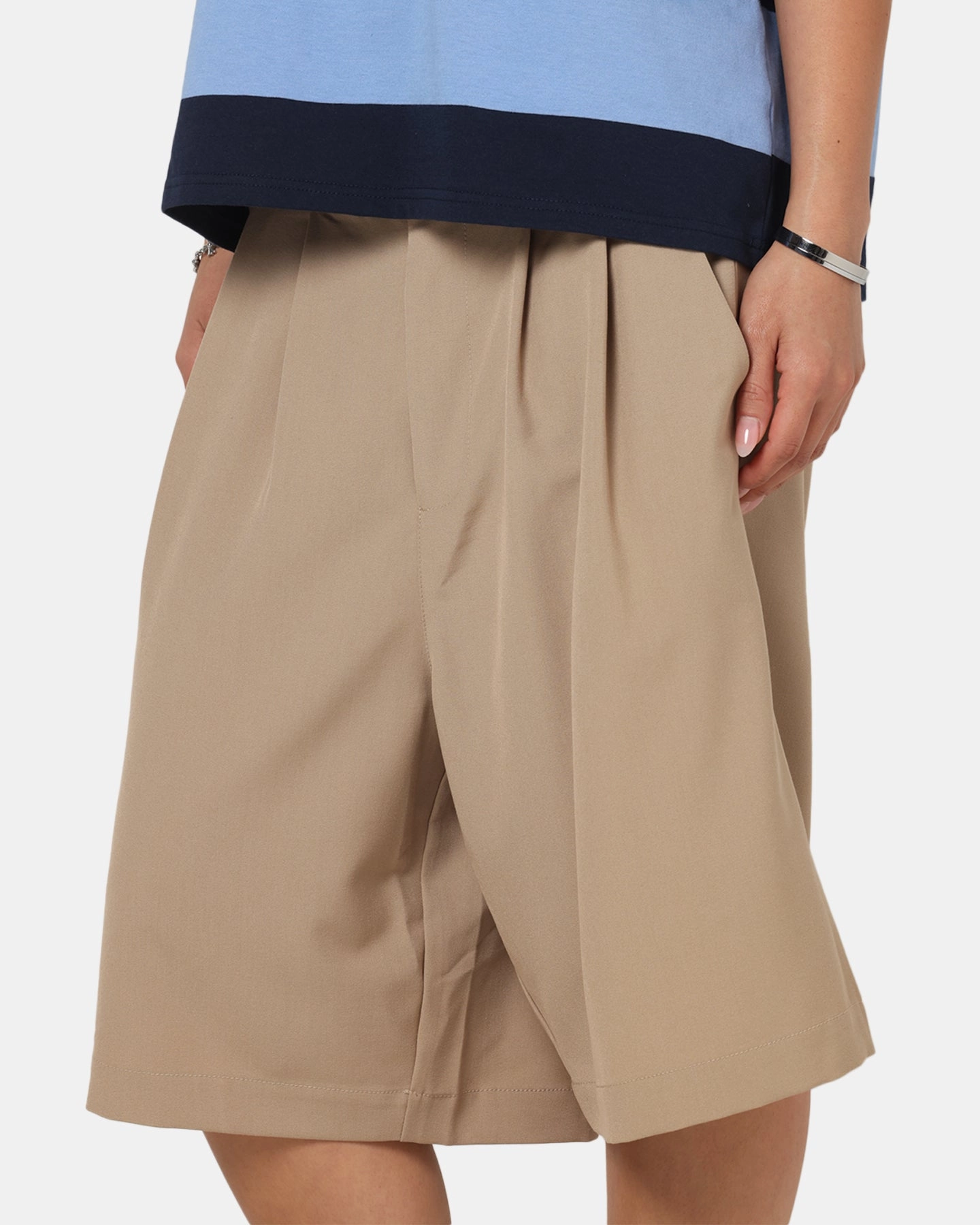 Flatlock stitching XXIII Baggy Pleated Shorts Tan